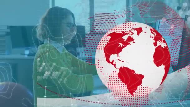 Анимирование Земного Шара Над Деловой Женщиной Помощью Компьютера Глобальные Подключения — стоковое видео