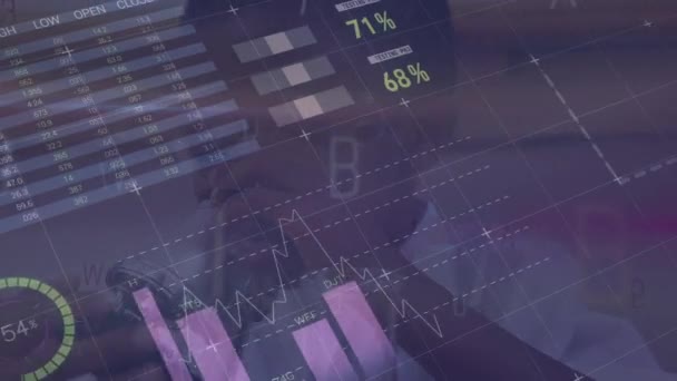 Animación Estadísticas Procesamiento Datos Través Del Microscopio Infantil Educación Global — Vídeo de stock