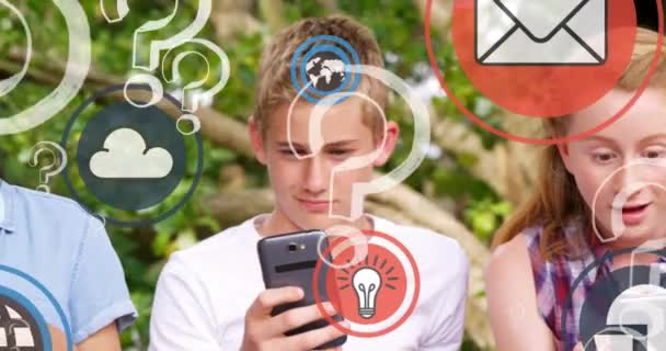 Znak Zapytania Ikony Cyfrowe Przeciwko Grupie Różnorodnych Studentów Korzystających Smartfona — Wideo stockowe
