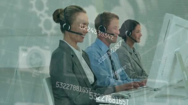電話のヘッドセットを使用してビジネスの人々の上に数字やアイコンのアニメーション グローバル通信 ビジネス デジタルインターフェース テクノロジー ネットワーキングの概念がデジタルで生成されたビデオ — ストック動画