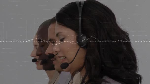 Telefon Kulaklığı Kullanarak Adamlarından Veri Işleme Animasyonu Küresel Bağlantılar Dünyası — Stok video