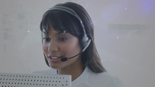 Telefon Kulaklığı Kullanarak Kadını Üzerinden Bağlantı Ağlarının Animasyonu Küresel Bağlantılar — Stok video