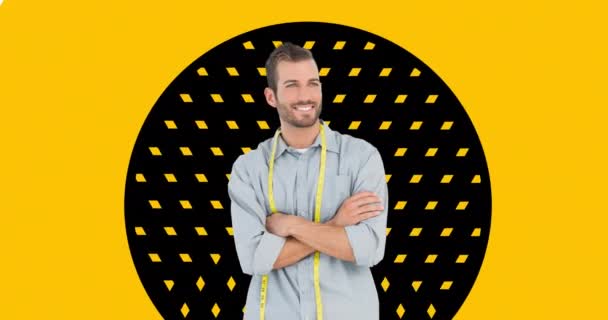 Animación Diseñador Moda Masculino Sonriendo Sobre Fondo Amarillo Diseño Moda — Vídeos de Stock