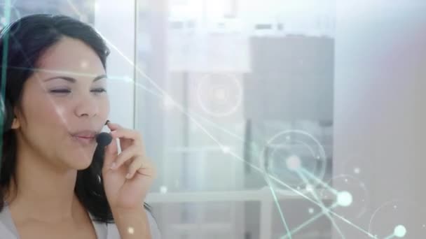 Animação Rede Conexões Sobre Mulher Negócios Usando Fones Ouvido Telefone — Vídeo de Stock