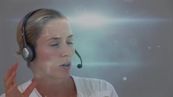 Telefon Kulaklığı Kullanarak Kadınlarıyla Olan Bağlantıların Animasyonu Küresel Bağlantılar Dünyası — Stok video