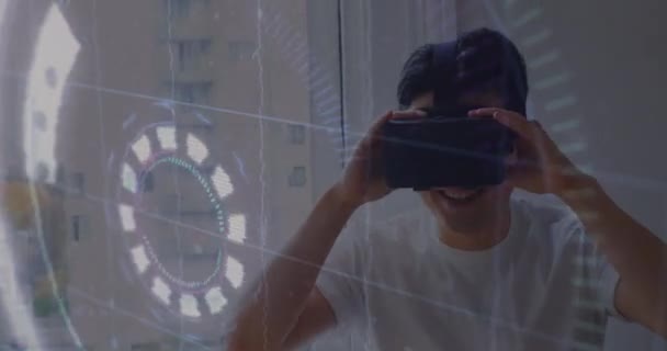 Animación Del Escaneo Del Visor Con Glitch Man Usando Auriculares — Vídeos de Stock