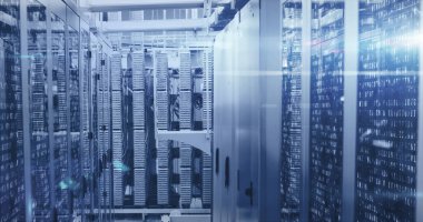 Bilgi işleme ve dijital bilginin görüntüsü, bir sunucu odasındaki bilgisayar sunucu ağında, yüzeyde parlayan beyaz ışık izleriyle birlikte akıyor. İnternet hizmet sağlayıcısı veya veri işleme merkezi genel ağı.