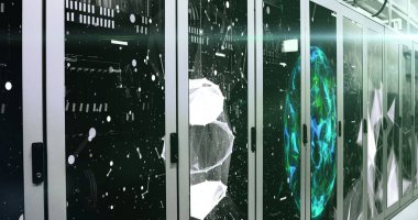 Sunucu odasındaki bilgisayar sunucularından akan dünya, veri işleme ve dijital bilgi görüntüsü. İnternet hizmet sağlayıcısı veya veri işleme merkezi genel ağı.