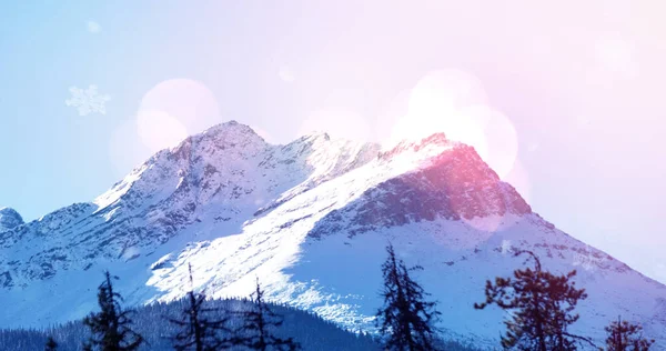 Bild Vinterlandskapet Med Ljusa Fläckar Berg Och Granar Täckta Snö — Stockfoto