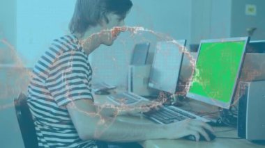 İnsan beyni ve DNA 'sının animasyonu bilgisayar kullanan erkek öğrencinin üzerinde. küresel eğitim, bilim, dijital arayüz, teknoloji ve ağ konsepti dijital olarak oluşturulmuş video.