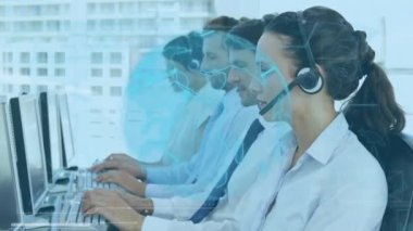 Telefon kulaklığı takan iş adamlarının üzerinde küre ve veri işleme animasyonu. iş, bağlantı, teknoloji ve dijital arayüz konsepti dijital olarak oluşturulmuş video.