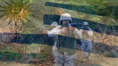 Eğitim kampında silahlı asker birliklerine karşı Arjantin bayrağı sallıyordu. asker ordusu ve vatanseverlik kavramı