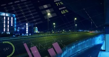 Şehir manzarası üzerinde istatistik işleme animasyonu. business, data işleme, bağlantı, teknoloji ve dijital arayüz kavramı dijital olarak oluşturulmuş video.