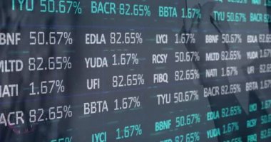 Dükkanın iç kısımlarında finansal veri işleme animasyonu. küresel alışveriş, bağlantılar, iş dünyası, dijital arayüz, teknoloji ve ağ konsepti dijital olarak oluşturulmuş video.
