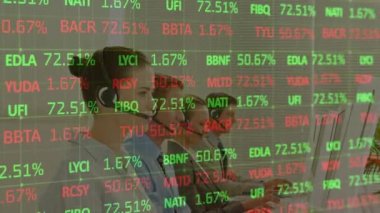 Telefon kulaklığı kullanan iş adamlarının finansal veri işleme animasyonları. küresel iletişim, iş dünyası, dijital arayüz, teknoloji ve ağ konsepti dijital olarak oluşturulmuş video.