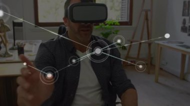 VR kulaklık takan adam üzerindeki bağlantı ağının animasyonu. küresel bağlantılar, veri işleme, dijital arayüz ve teknoloji konsepti dijital olarak oluşturulmuş video.