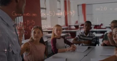 Matematiksel denklemlerin okul çocuklarının öğrenmesi üzerine animasyonu. küresel eğitim, teknoloji ve bağlantılar konsepti dijital olarak oluşturulmuş video.
