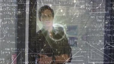 Ofisteki iş adamı üzerinden denklem ağlarının canlandırılması. küresel iş, bağlantılar, veri işleme, dijital arayüz ve teknoloji konsepti dijital olarak oluşturulmuş video.