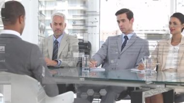 İş toplantısıyla ilgili istatistik ve veri işleme animasyonları. küresel iş, veri işleme, bağlantılar, teknoloji ve dijital arayüz kavramı dijital olarak oluşturulmuş video.