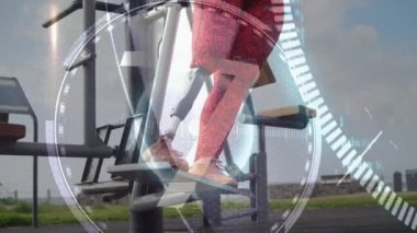 Deniz kenarında egzersiz yapan yapay uzuvları olan bir kadın üzerinde dürbün taraması. fitness, engellilik, refah ve veri işleme konsepti dijital olarak oluşturulmuş video.