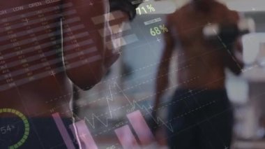 Güçlü adam egzersizleriyle ilgili veri işleme ve istatistiklerin animasyonu. global spor, fitness ve veri işleme konsepti dijital olarak oluşturulmuş video.