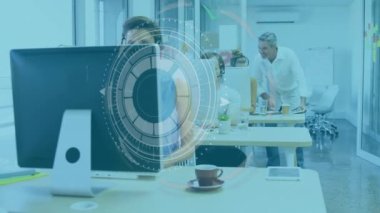 Ofisteki iş adamları üzerinde tarama ve veri işleme animasyonları. küresel finansman, işletme, veri işleme, dijital arayüz ve teknoloji konsepti dijital olarak oluşturulmuş video.