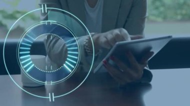 Tablet kullanan bir kadının dürbün taraması. küresel veri işleme, bağlantılar, teknoloji ve dijital arayüz kavramı dijital olarak oluşturulmuş video.