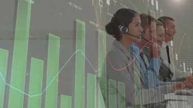 Telefon kulaklığı takan iş adamlarıyla ilgili istatistik ve veri işleme animasyonları. iş, bağlantı, teknoloji ve dijital arayüz konsepti dijital olarak oluşturulmuş video.
