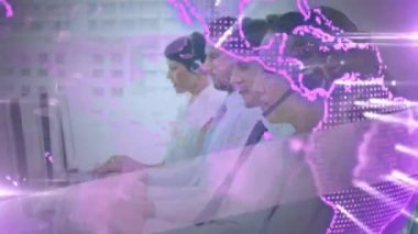 Telefon kulaklığı takan iş adamlarının dünya haritasının animasyonu. iş, bağlantı, teknoloji ve dijital arayüz konsepti dijital olarak oluşturulmuş video.