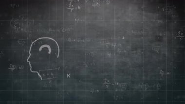 Yüzen matematiksel denklemlere karşı insan kafası modelinin içindeki ampul ızgara ağının üzerinde. iş fikri ve teknoloji kavramı