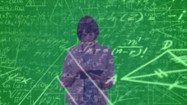 Tablet kullanan iş kadını üzerinde matematiksel denklemlerin ve veri işlemenin animasyonu. küresel teknoloji, veri işleme, bağlantılar ve dijital arayüz konsepti dijital olarak oluşturulmuş video.