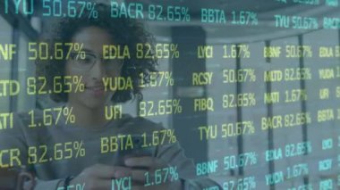 Akıllı telefon kullanan bir adamın finansal veri işleme animasyonu. küresel finansman, iş dünyası, dijital arayüz ve teknoloji konsepti dijital olarak oluşturulmuş video.