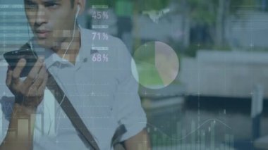 Akıllı telefon kullanan bir adamın istatistik ve finansal veri işleme animasyonu. küresel finansman, iş dünyası, dijital arayüz ve teknoloji konsepti dijital olarak oluşturulmuş video.