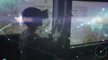 VR kulaklık takan kadın üzerindeki bağlantı ağının animasyonu. küresel bağlantılar, veri işleme, dijital arayüz ve teknoloji konsepti dijital olarak oluşturulmuş video.