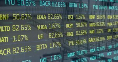 Dükkanın iç kısımlarında finansal veri işleme animasyonu. küresel alışveriş, bağlantılar, iş dünyası, dijital arayüz, teknoloji ve ağ konsepti dijital olarak oluşturulmuş video.