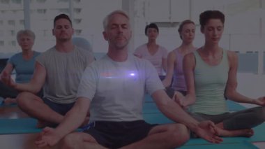 Yoga yapan insanların üzerinde parlayan ışığın animasyonu. fitness ve sağlıklı yaşam tarzı konsepti dijital olarak oluşturulmuş video.