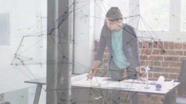 Ofisteki iş kadınlarıyla olan bağlantıların animasyonu. küresel iş, bağlantılar ve veri işleme kavramı dijital olarak oluşturulmuş video.