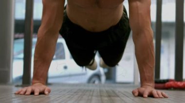 Sporcu üzerinden veri işleme ile dijital arayüzün animasyonu. küresel teknoloji ve spor konsepti dijital olarak üretilen animasyon.