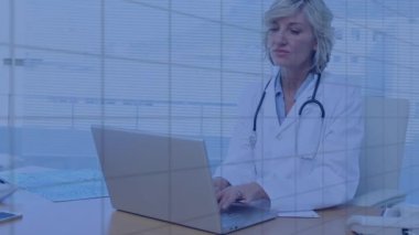 Telefon kullanarak kadın doktorların diyagramlarının animasyonu. küresel tıp, sağlık ve teknoloji konsepti dijital olarak üretilen video.