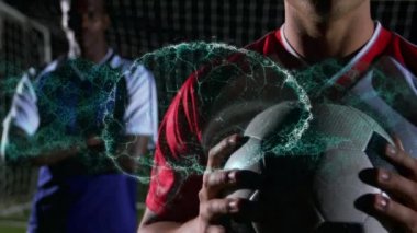 Futbolcular üzerinde dönen beyinle dijital arayüzün animasyonu. Tıbbi araştırma teknolojisi ve spor konsepti dijital olarak üretilen animasyon.