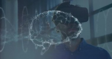 VR kulaklık takan iş adamının beyin dönüşünün ve veri işlemesinin animasyonu. ticari, bilim, bağlantı, teknoloji ve dijital arayüz kavramı dijital olarak oluşturulmuş video.