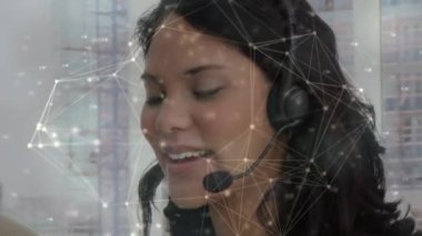 Telefon kulaklığı takan bir iş kadınıyla bağlantılı ağların animasyonu. ticari, ağ, bağlantılar, teknoloji ve dijital arayüz kavramı dijital olarak oluşturulmuş video.
