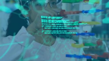 Laboratuvarda DNA yapısına dokunan kıza karşı kimyasal yapılar ve veri işleme. okul eğitimi ve teknoloji konsepti