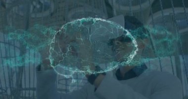 VR kulaklık takan iş adamının beyin dönüşünün ve veri işlemesinin animasyonu. ticari, bilim, bağlantı, teknoloji ve dijital arayüz kavramı dijital olarak oluşturulmuş video.