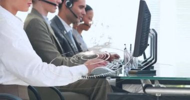 Telefon kulaklığı kullanarak iş adamlarının taranmasının animasyonu. küresel iletişim, iş dünyası, dijital arayüz, teknoloji ve ağ konsepti dijital olarak oluşturulmuş video.