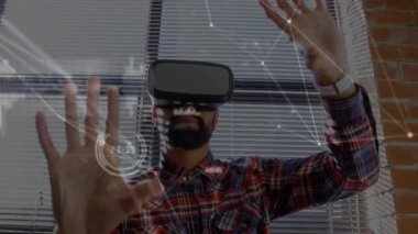 VR kulaklık takan adam üzerindeki bağlantı ağının animasyonu. küresel bağlantılar, veri işleme, dijital arayüz ve teknoloji konsepti dijital olarak oluşturulmuş video.