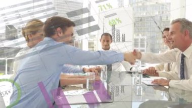 İş toplantısından sonra istatistik ve finansal veri işleme animasyonu. küresel iş, veri işleme, bağlantılar, teknoloji ve dijital arayüz kavramı dijital olarak oluşturulmuş video.