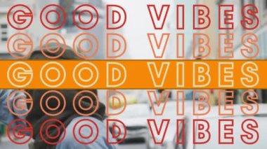 Bir kadının taksiye binmesi üzerine yazılan mesajların animasyonu. Sosyal medya mesajlaşması ve küresel iletişim teknolojisi konsepti dijital olarak oluşturulmuş video.