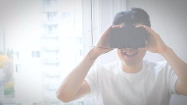 Matematiksel çizimlerin ve denklemlerin VR kulaklık takan adam üzerindeki animasyonu. küresel bağlantılar, dijital arayüz ve teknoloji konsepti dijital olarak oluşturulmuş video.