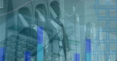 Hesap makinesi ve benzin başlıkları üzerinde istatistik ve finansal veri işleme animasyonları. küresel finansman, iş dünyası, dijital arayüz ve teknoloji konsepti dijital olarak oluşturulmuş video.
